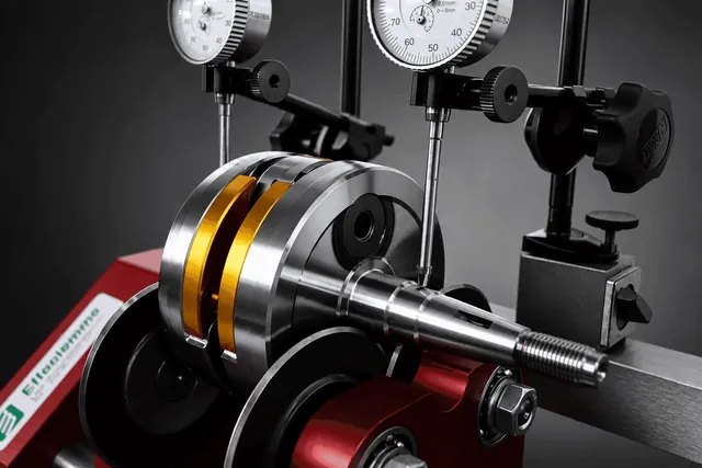 Centering and alignment of the crankshaft webs with high-precision centesimal dial indicators