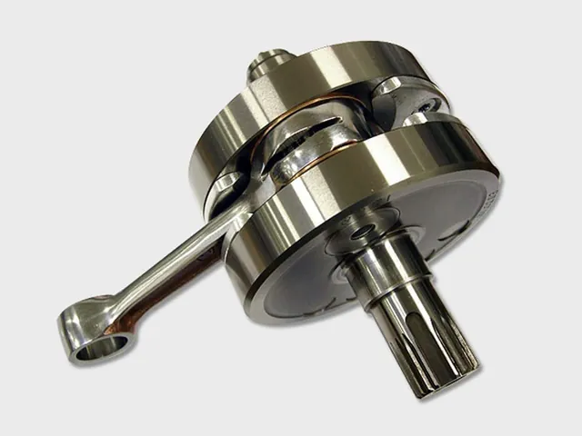 Restoration of 2-stroke crankshaft with connecting rod replacement, complete overhaul and realignment of the crankshaft webs.